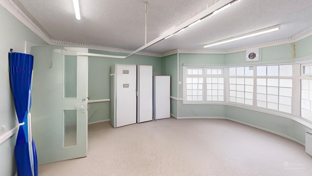 Lot: 170 - VACANT DOCTORS SURGERY WITH POTENTIAL - Room one
